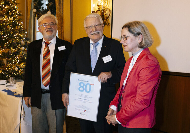 Preisverleihung des "Engagementpreis 80plus" an Karl Heinz Möhrmann durch Dr. Jürgen Rembold und Petra Weritz-Hanf. Quelle: Stiftung ProAlter
